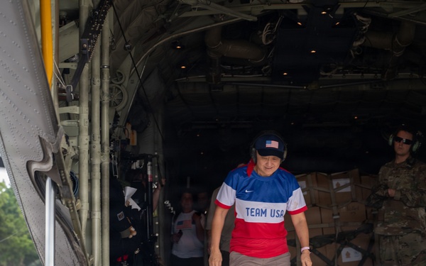 U.S. Ambassador to Sri Lanka, service members transport humanitarian aid to Anuradhapura, Trichomalee