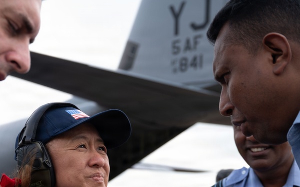 U.S. Ambassador to Sri Lanka, service members transport humanitarian aid to Anuradhapura, Trichomalee