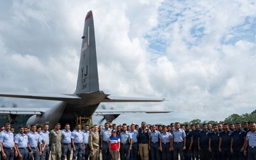 U.S. Ambassador to Sri Lanka, service members transport humanitarian aid to Anuradhapura, Trichomalee