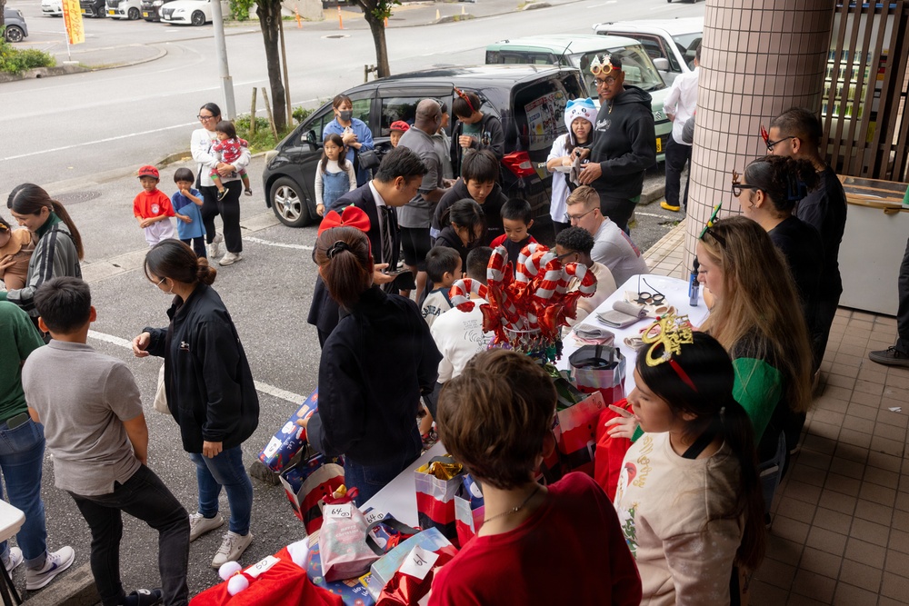 Marines, Sailors from 1st MAW distribute toys