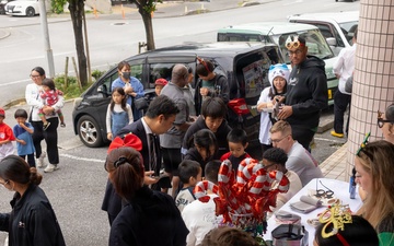 Marines, Sailors from 1st MAW distribute toys