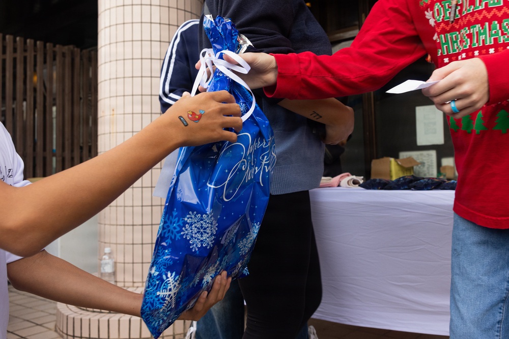Marines, Sailors from 1st MAW distribute toys