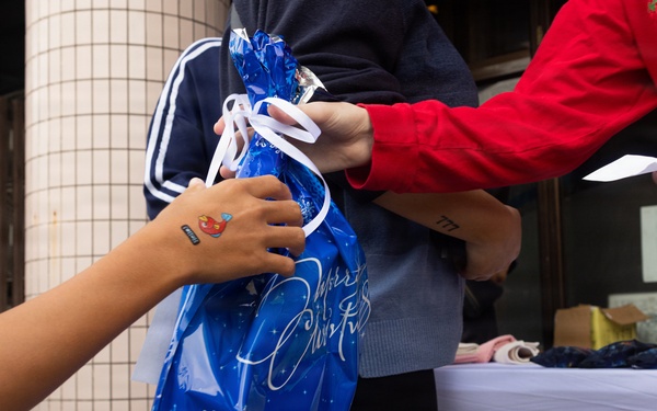 Marines, Sailors from 1st MAW distribute toys
