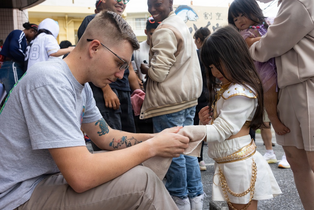 Marines, Sailors from 1st MAW distribute toys