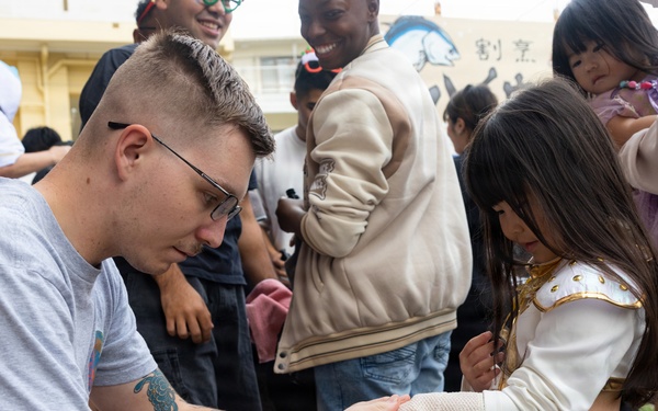 Marines, Sailors from 1st MAW distribute toys