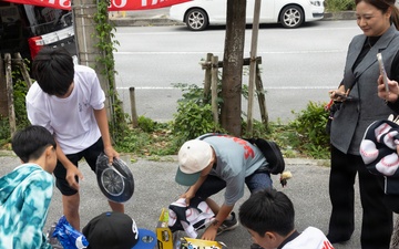 Marines, Sailors from 1st MAW distribute toys