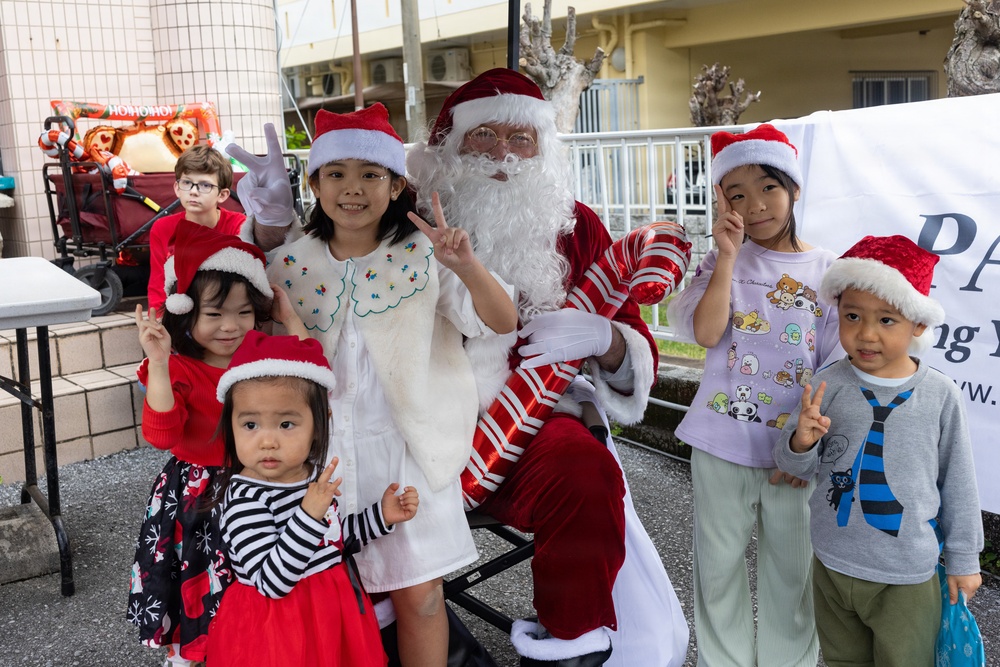 Marines, Sailors from 1st MAW distribute toys