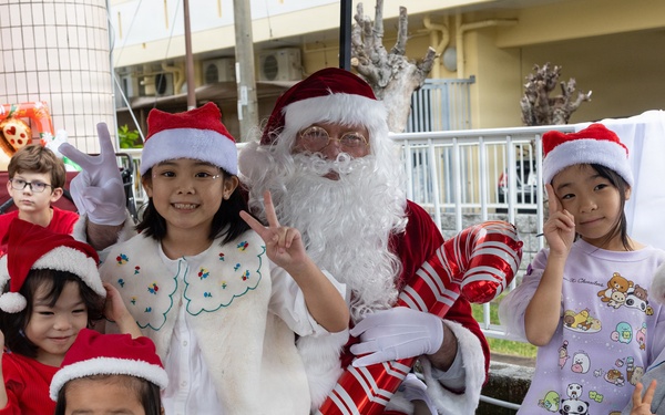 Marines, Sailors from 1st MAW distribute toys