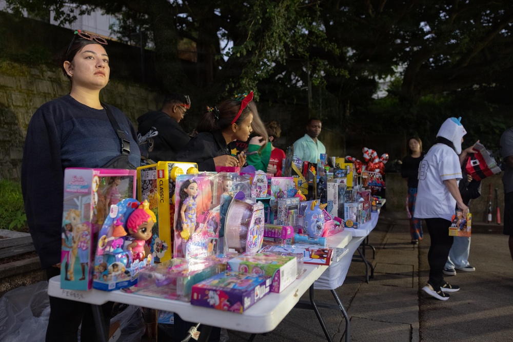 Marines, Sailors from 1st MAW distribute toys
