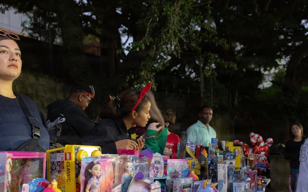 Marines, Sailors from 1st MAW distribute toys