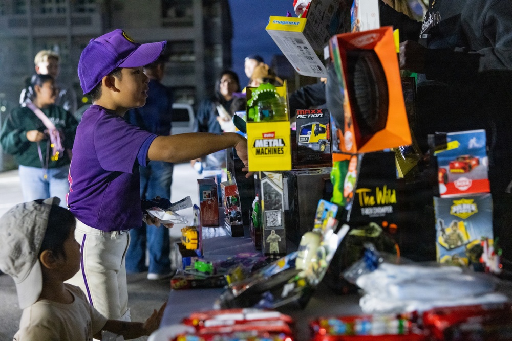Marines, Sailors from 1st MAW distribute toys