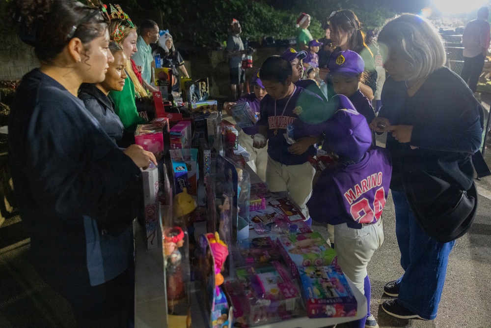 Marines, Sailors from 1st MAW distribute toys