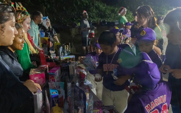 Marines, Sailors from 1st MAW distribute toys