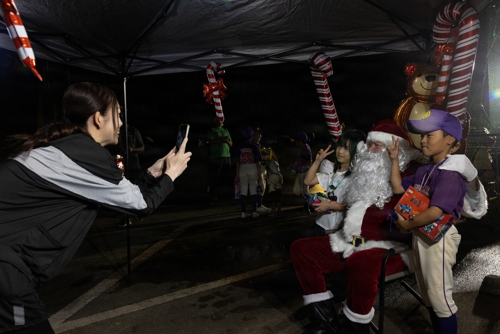 Marines, Sailors from 1st MAW distribute toys
