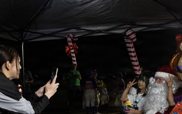 Marines, Sailors from 1st MAW distribute toys