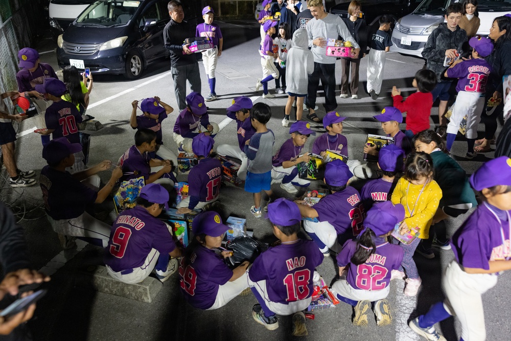 Marines, Sailors from 1st MAW distribute toys
