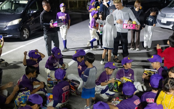 Marines, Sailors from 1st MAW distribute toys