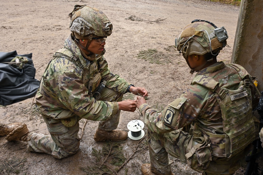 Sky Soldiers train with Selectable Lightweight Attack Munitions