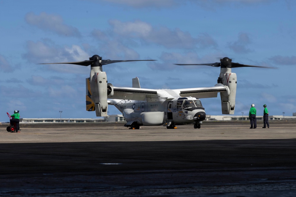 VRM-30 conducts operations with Abraham Lincoln