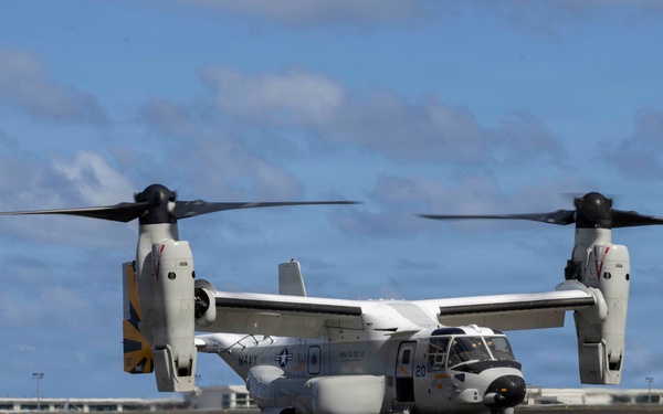 VRM-30 conducts operations with Abraham Lincoln