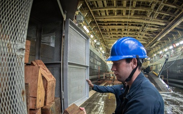 USS San Diego (LPD 22) Conducts Well Deck Operations