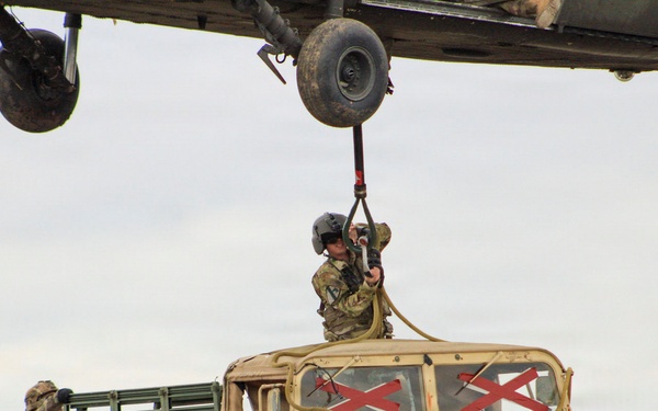 TF Brawlers conduct sling load training in Romania