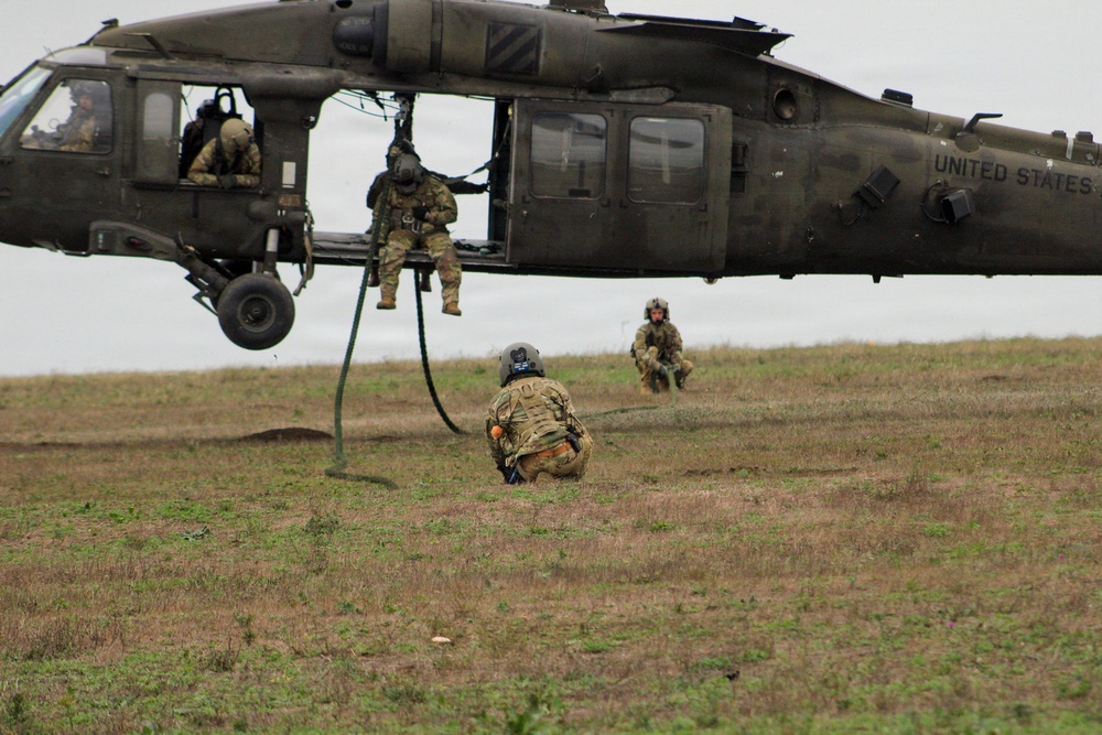 TF Brawlers conduct sling load training in Romania
