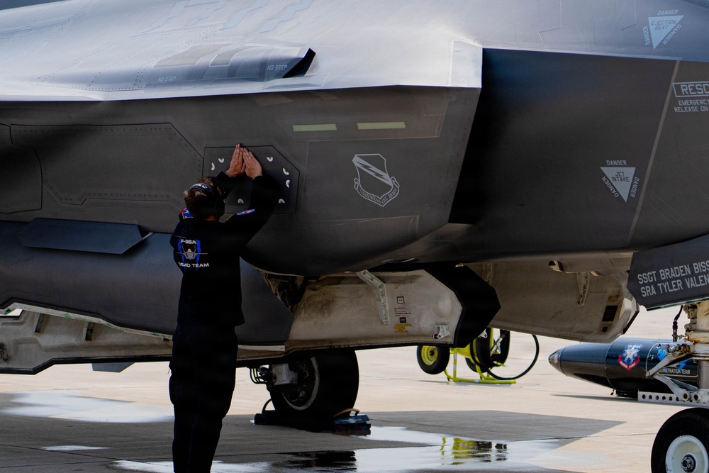 F-22 Raptor Aerial Demonstration Team performs at EAA Air Venture Oshkosh 2025