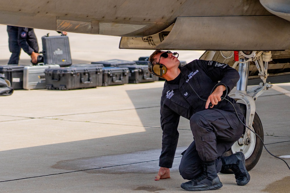 F-22 Raptor Aerial Demonstration Team performs at EAA Air Venture Oshkosh 2025