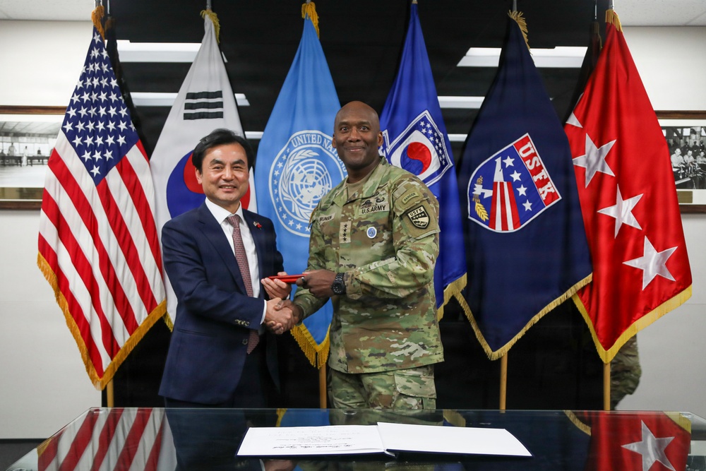 ROK-U.S. Combined Forces Command Hosts Republic of Korea Minister of National Defense