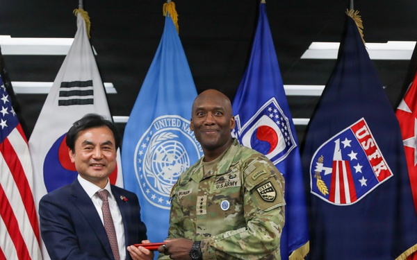 ROK-U.S. Combined Forces Command Hosts Republic of Korea Minister of National Defense