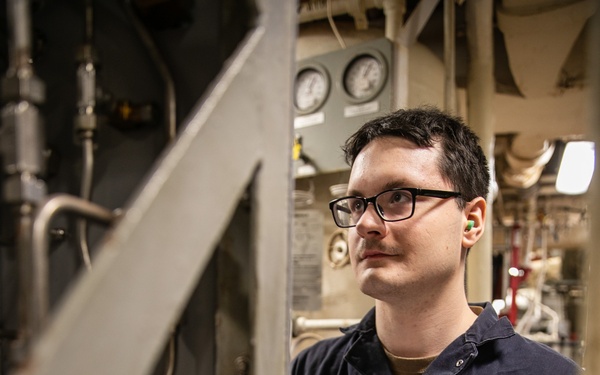 USS Mitscher (DDG 57) Sailor logs readings in engine room