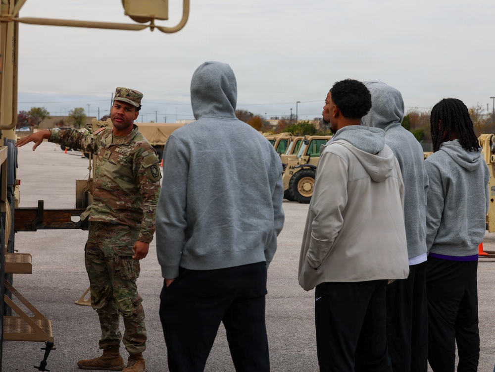 UMHB Basketball team visits