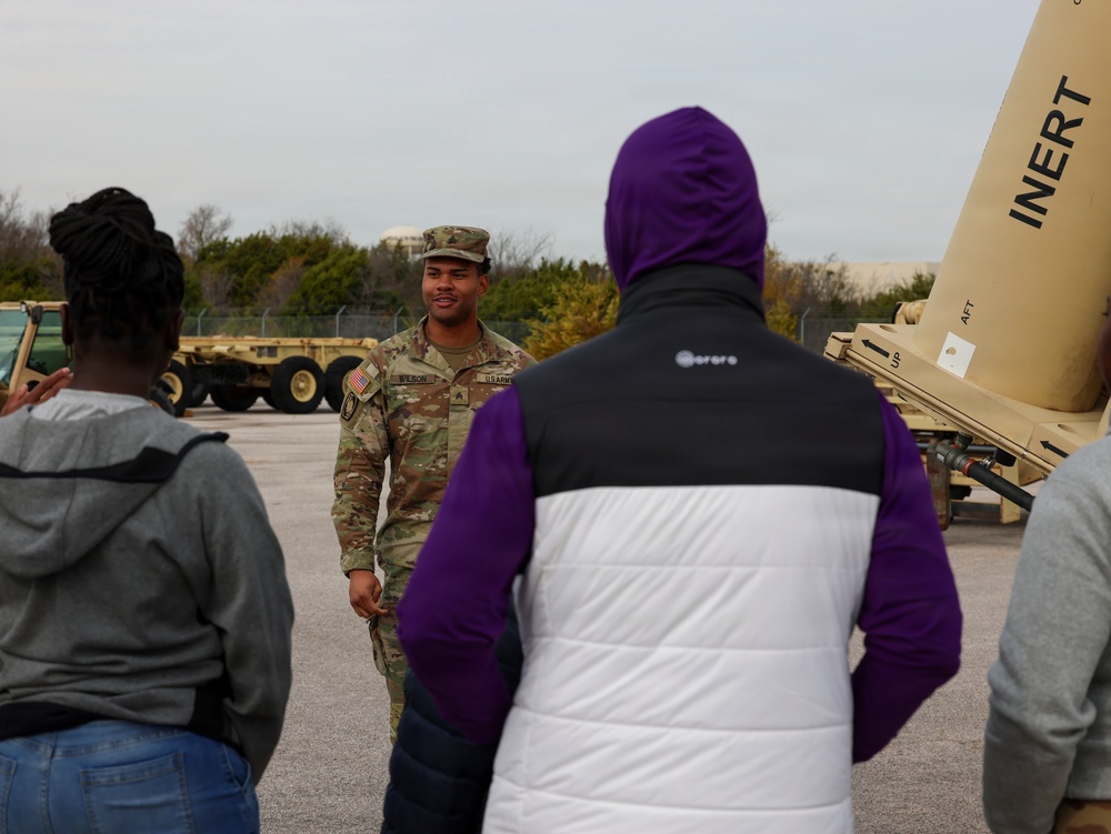 UMHB Basketball team visits