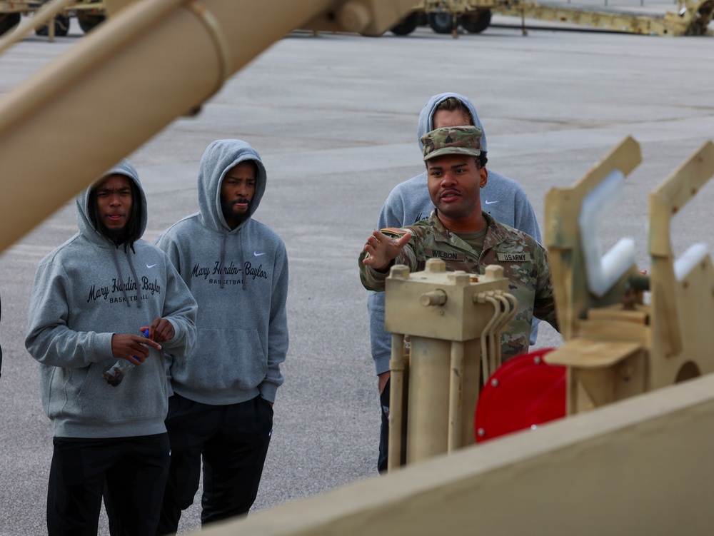 UMHB Basketball team visits