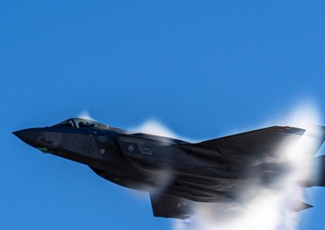 F-35 Demo Team Practices During Off-Season