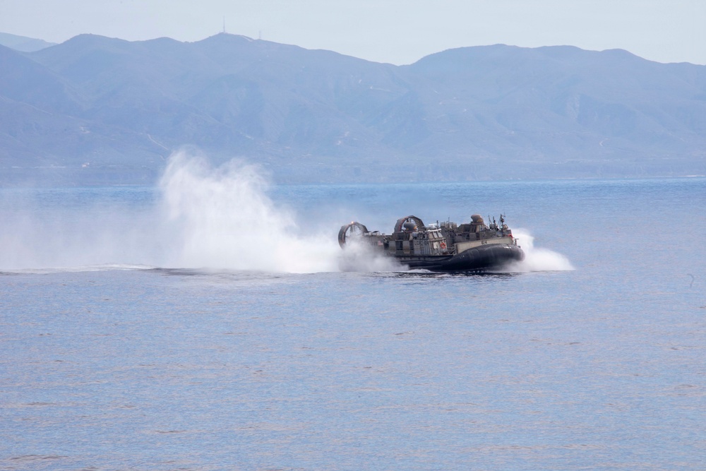 Makin Island Conducts LCAC Recovery Drill