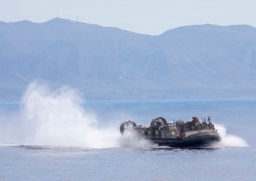 Makin Island Conducts LCAC Recovery Drill