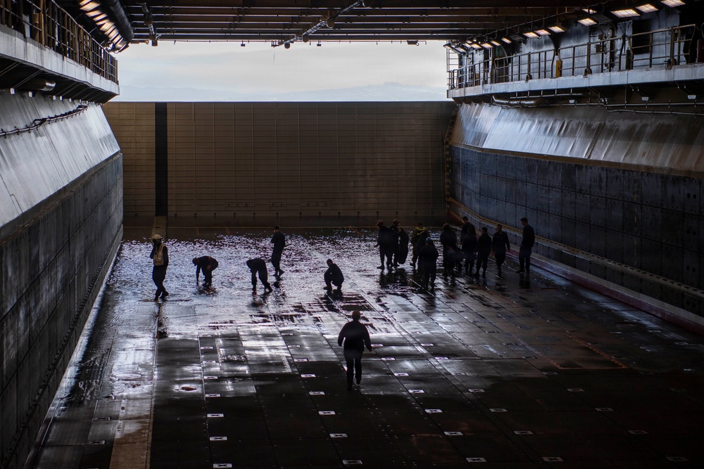 Makin Island Conducts LCAC Recovery Drill