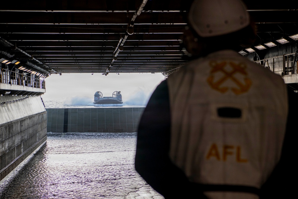 Makin Island Conducts LCAC Recovery Drill