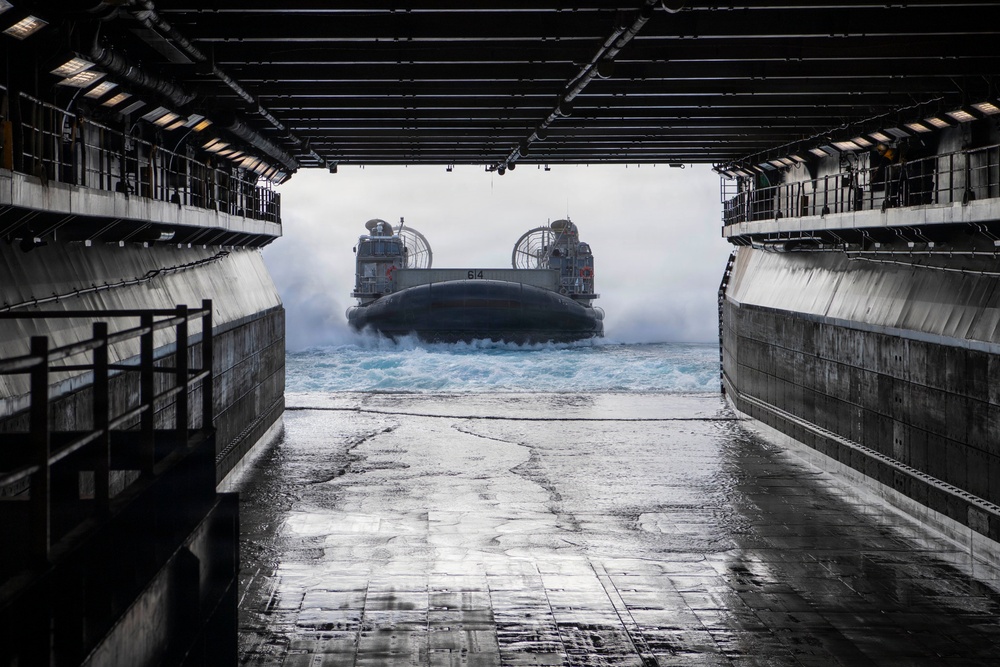 Makin Island Conducts LCAC Recovery Drill