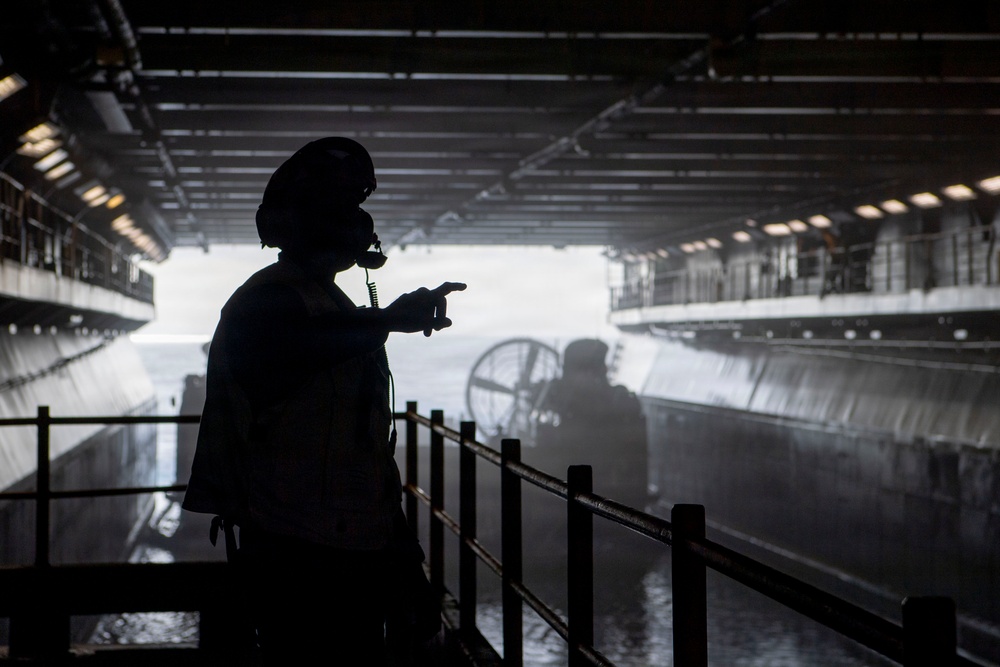 Makin Island Conducts LCAC Recovery Drill