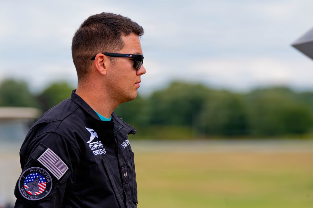 F-22 Raptor Aerial Demonstration Team performs at Air Show London Skydrive 2025