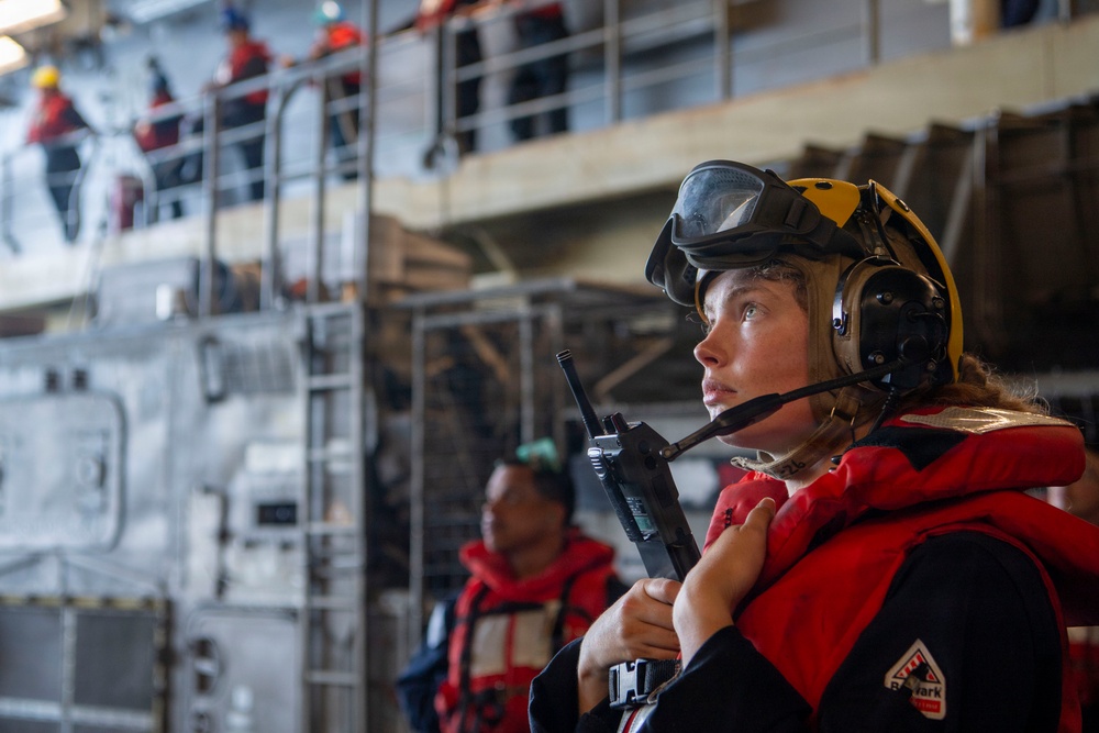 Makin Island Conducts LCAC Recovery Drill