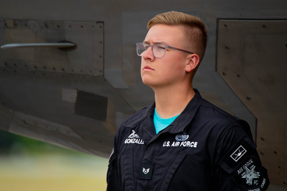 F-22 Raptor Aerial Demonstration Team performs at Air Show London Skydrive 2025