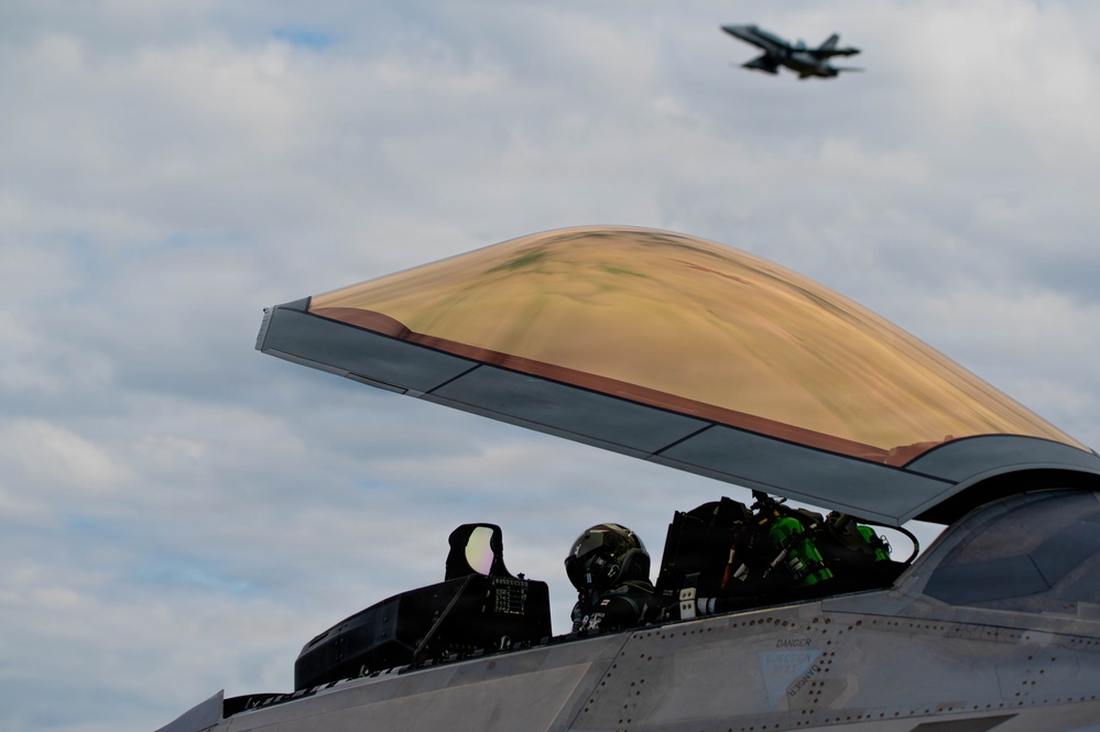 F-22 Raptor Aerial Demonstration Team performs at Air Show London Skydrive 2025