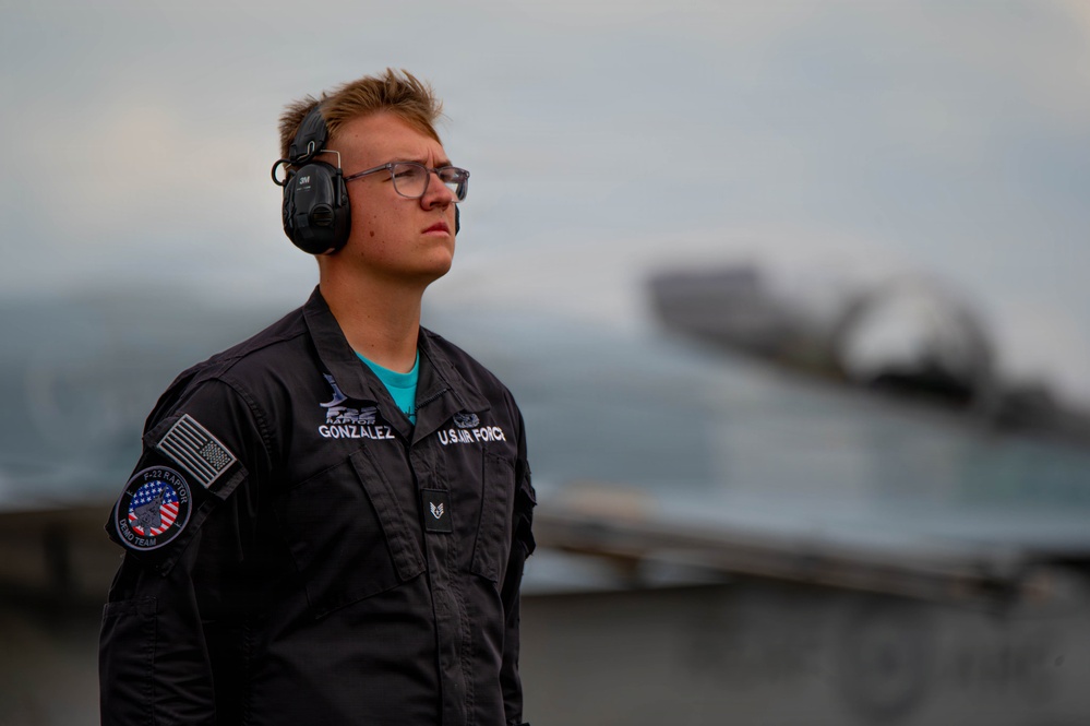 F-22 Raptor Aerial Demonstration Team performs at Air Show London Skydrive 2025