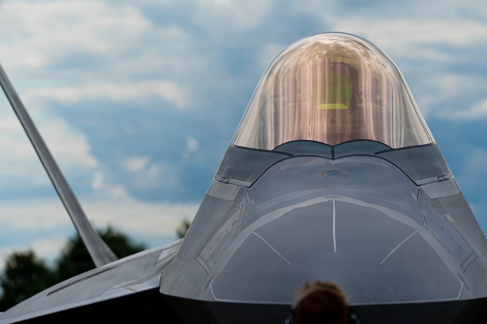 F-22 Raptor Aerial Demonstration Team performs at Air Show London Skydrive 2025