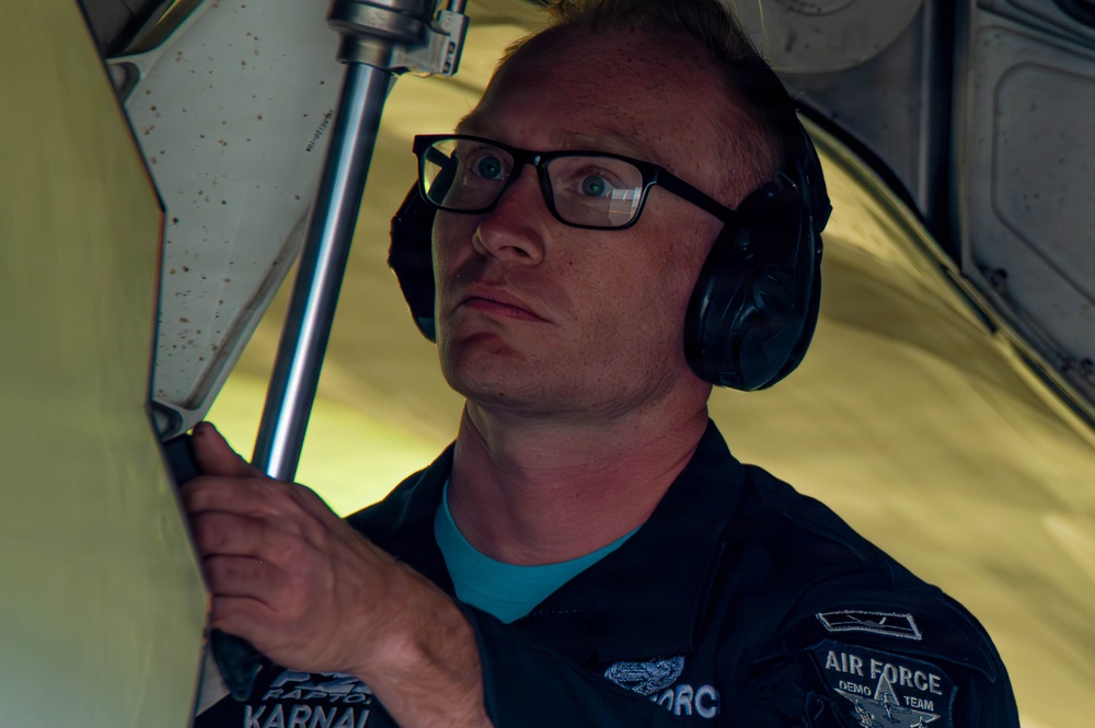 F-22 Raptor Aerial Demonstration Team performs at Air Show London Skydrive 2025