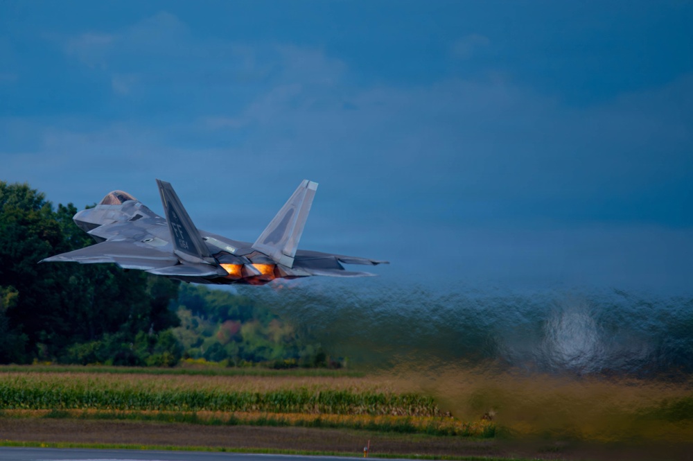 F-22 Raptor Aerial Demonstration Team performs at Air Show London Skydrive 2025